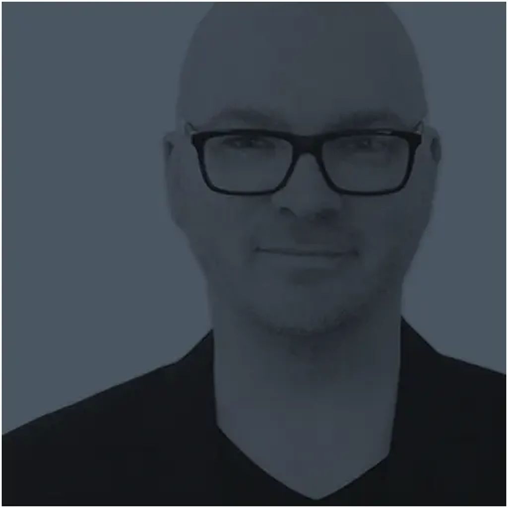 Quadratisches Porträtlogo mit Stefan Budde-Siegel vor dunkelgrauem Hintergrund